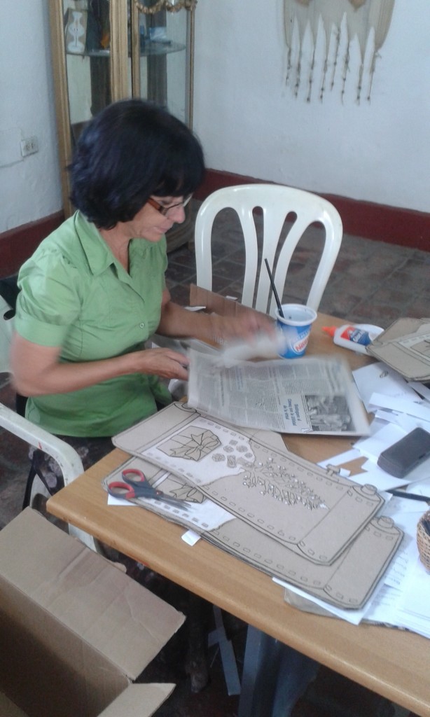 Artist working at Ediciones Vigía, Matanzas, Cuba, April 2015. Photo credit: Michele Hardesty.